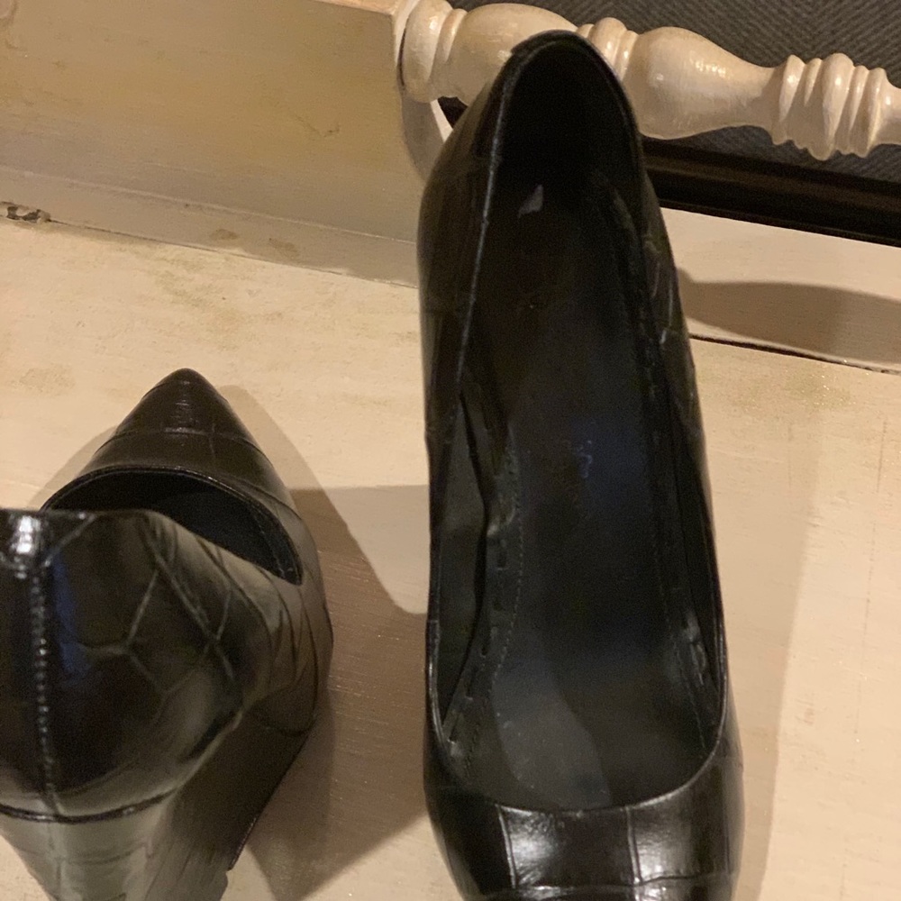 Alice + Olivia Black Odell Croc wedge